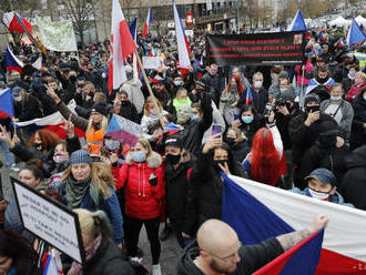 Vyše tisíc ľudí protestovalo v Prahe proti epidemiologickým opatreniam