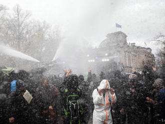 Nemecko zadržalo vyše 100 protestujúcich proti sprísňovaniu reštrikcií