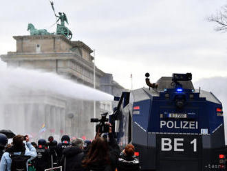 Demonštranti v Berlíne zranili 77 policajtov, zadržaných bolo 365 ľudí