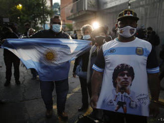 S Maradonom sa v sídle argentínskej vlády prišli rozlúčiť davy ľudí