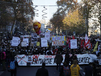 Protesty proti policajnému násiliu vyústili v Paríži do výtržností