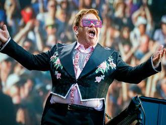 Elton John se přiznává k narcismu, drogám i snobismu. V knize si ze všeho utahuje