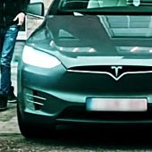 Hacker našel už třetí zranitelnost Tesly: Model X odemkne za 90 sekund