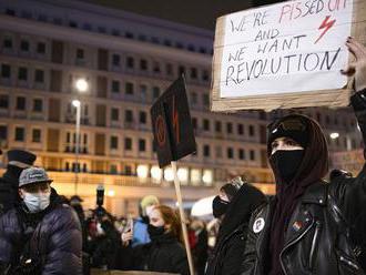 Polícia zadržala ľudí na nových protestoch proti zákonu o interrupciách