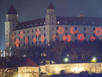 Bratislavský hrad rozsvietili vo farbách symbolizujúcich deň vojnových veteránov