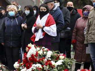 Tisíce ľudí sa v Minsku zúčastnili na pohrebe aktivistu Bandarenku