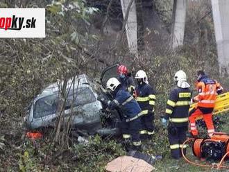 Vážna nehoda pri žilinskej mestskej časti: FOTO Osobné auto spadlo z mosta