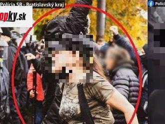 FOTO Polícia zistila totožnosť viacerých osôb z neohláseného zhromaždenia