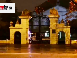 Chystajú sa na násilnosti? VIDEO Pred avizovaným protestom zvárali bránu na Úrade vlády