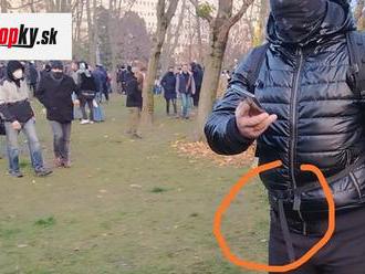 Konšpirátori sa opäť predviedli: FOTO Maskovaný muž s obuškom na proteste! Polícia vyvracia ďalší HO