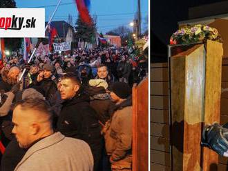 Matovič mal pred domom stovky protestujúcich ľudí: FOTO Kotlebovci a rakva pri bráne!