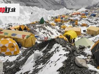 Z Mount Everestu mizne ľad: VIDEO Vedci prehovorili aj o šokujúcom náleze v snehu