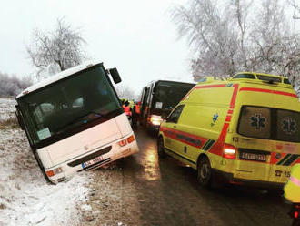 Pri Jihlave havaroval autobus s 25 deťmi, hlásia zranených