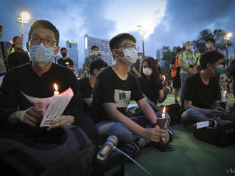 Osem aktivistov a bývalých poslancov sa postaví pred súd v Hongkongu