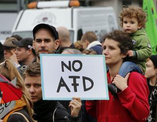 Poslanec AfD, ktorý mal v parlamente dierkované rúško, je v nemocnici