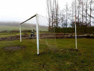 Hřiště jako beton? Minulost. Klub z Teplicka dostal dárek, odnesly to topoly