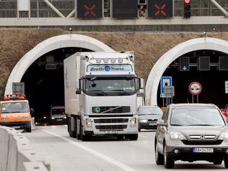 Pred bratislavským tunelom Sitina sa stala nehoda, zjazd na Patrónku je blokovaný