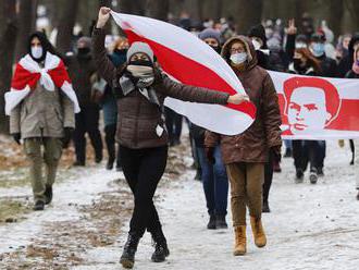 Počas nedeľňajších protestov zatkli v Minsku asi sto ľudí