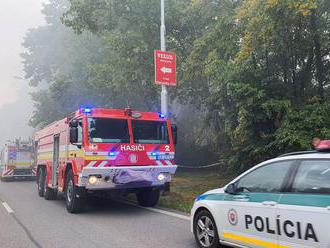 V Ružinove horelo v bytovom dome, obyvateľom pomohla mestská časť