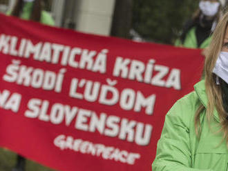 Pred úradom vlády sa koná 65 hodinový protest za podporu klímy