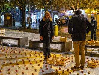 Protest za odchod Kollára. Hlina poslal na námestie tisíce jabĺk