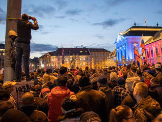 Muž z protestov 17. 11. zomrel na COVID-19. Matovič: Každý tretí je pozitívny