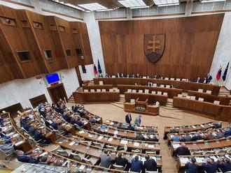 Vyšachuje vírus parlament aj vládu?