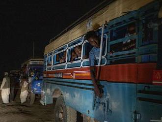 Pri zrážke autobusu s kamiónom v Kamerune zomrelo najmenej 37 ľudí