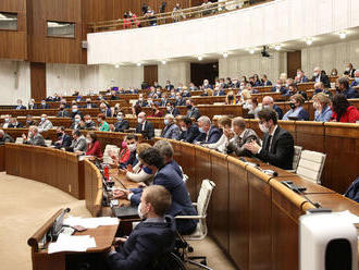 Poslanci pozitívni na Covid môžu prísť na mimoriadne rokovanie NR. Témou bude i predĺženie núdzového