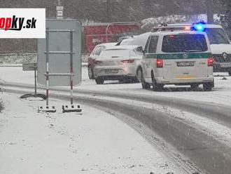 AKTUÁLNE Bratislavskí hasiči v pohotovosti! FOTO Zrážka autobusu s osobným autom