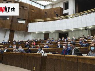 KORONAVÍRUS Poslanci majú na aktuálnej schôdzi rokovať aj o zmenách pri núdzovom stave