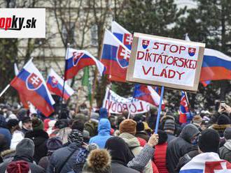 KORONAVÍRUS V Bratislave protestovali ľudia na čele s Kotlebom proti vláde a jej opatreniam