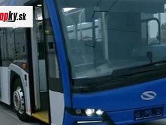 Trolejbus s dĺžkou 24 metrov sa v bratislavskej premávke osvedčil