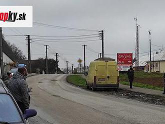 KORONAVÍRUS Rómsku osadu v Ratnovciach strážia policajti: Je v nej 30 percent pozitívne testovaných