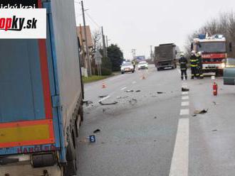 Desivá zrážka kamiónu s osobným autom: Zranili sa štyria ľudia