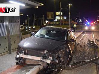 FOTO hrozivo vyzerajúcej nehody v Košiciach: Vodička zdemolovala auto aj električkovú zastávku