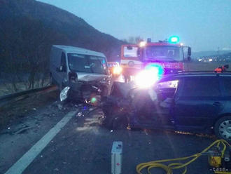 Hasiči zasahujú pri nehode troch áut na ceste za Ružomberkom