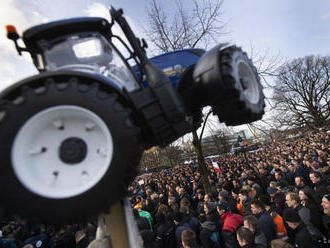 Farmári protestujú v Haagu proti emisnej politike vlády