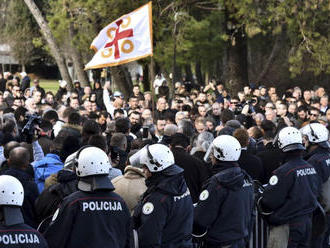 Tisíce veriacich v Čiernej Hore protestovali proti náboženskému zákonu