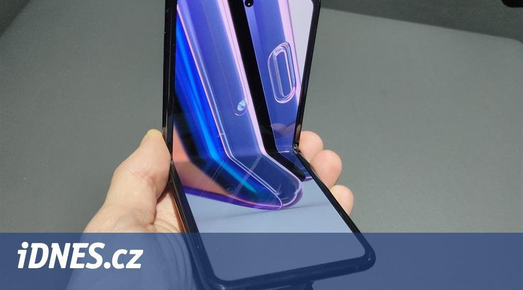 Displej véčka od Samsungu poškrábete kvůli krycí fólii i nehtem