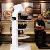 Robotický číšník LG CLOi ServeBot začal obsluhovat zákazníky restaurace v Soulu