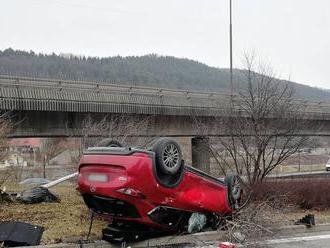 V Žiline na Ľavobrežnej skončilo auto na streche