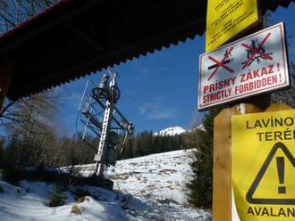 Hrozba pádu lavín v Tatrách popoludní stúpne na tretí stupeň