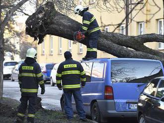 Vietor v Žiari nad Hronom strhol strechu z budovy, zasiahla vozidlá