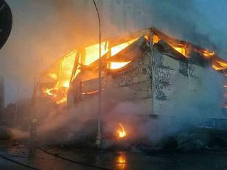 Výrobná hala sa ocitla v plameňoch, povolali desiatky hasičov