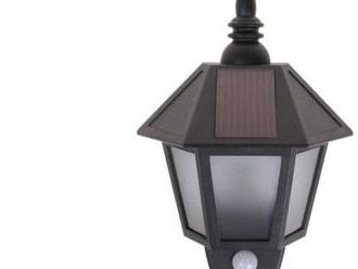 Nástenná vonkajšia lampa s pohybovým snímačom a solárnym napájaním.