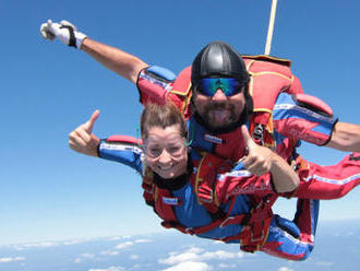 Tandemový zoskok z výšky až 3000 m n. m. nad Bojnicami - jedinečný adrenalínový zážitok.