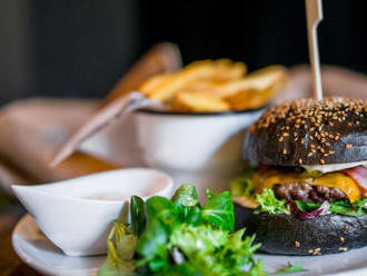 Hovädzí burger s cheddarom priamo v centre mesta Košice v Naša Kozlovňa.