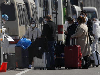 Prípady zo zahraničia opäť prevyšujú počty miestnych nákaz SARS-CoV-2