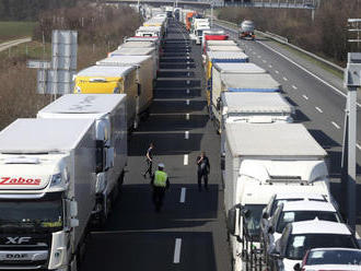 Približne 20 km kolónu vytvorili na východe Rakúska nákladné vozidlá